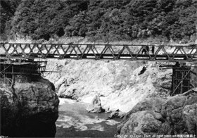 赤芝橋の落橋によってかけられた組立橋の写真
