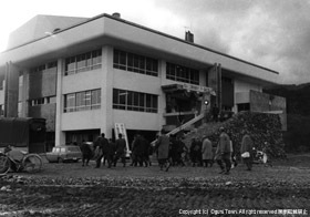 昭和43年11月13日に完成した小国開発総合センターの写真