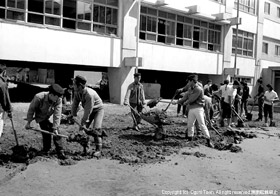 小国小学校の土砂の片づけに活躍する小国高校生の写真