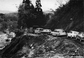 自動車の通行が可能となった水沢地内の応急復旧の写真