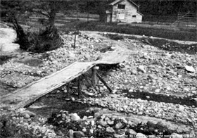 住民の力で仮橋を架けた西滝集落の写真