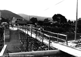 小国大橋右岸欠壊箇所の仮橋の写真