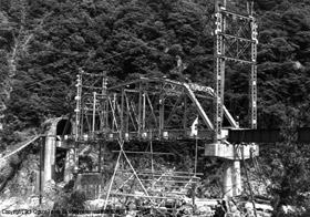 急ピッチで工事が進む荒川第4鉄橋の写真