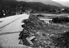 大きくえぐりとられた国道113号の赤坂橋右岸取付道路下方の写真