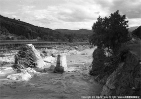 橋脚部分だけが残った朝篠橋の写真