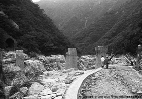 完全に流失した荒川第5鉄橋の写真