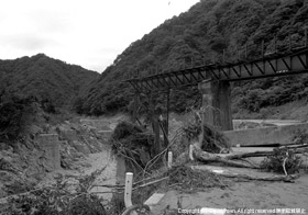 落橋した荒川第3鉄橋の写真