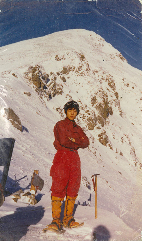 学生時代初冬の北股岳をバックにした写真
